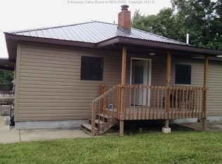 17 S Glenn St, Poca, WV 25159