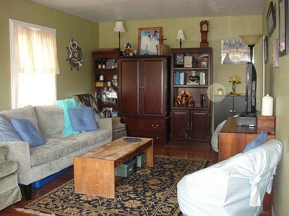 4th image of 305 S Villa Dr