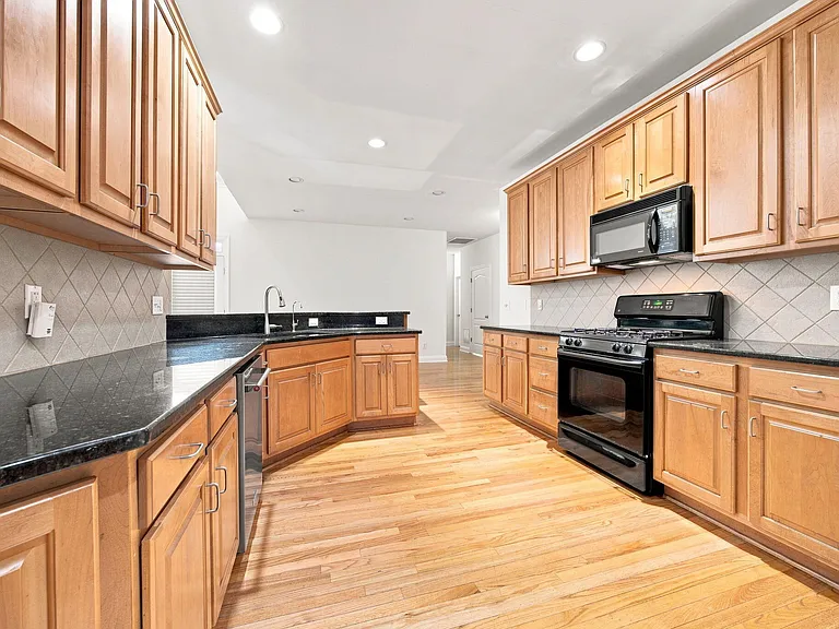 401 Waverly Hills Dr — Photo 8