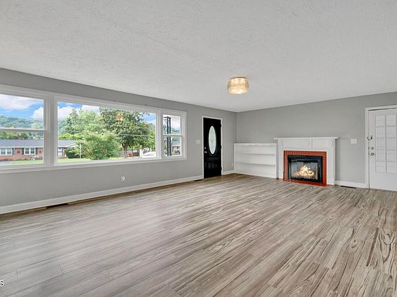 5th image of 2206 N Greenwood Dr