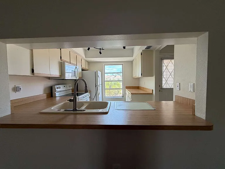 635 Harvey St — Photo 8