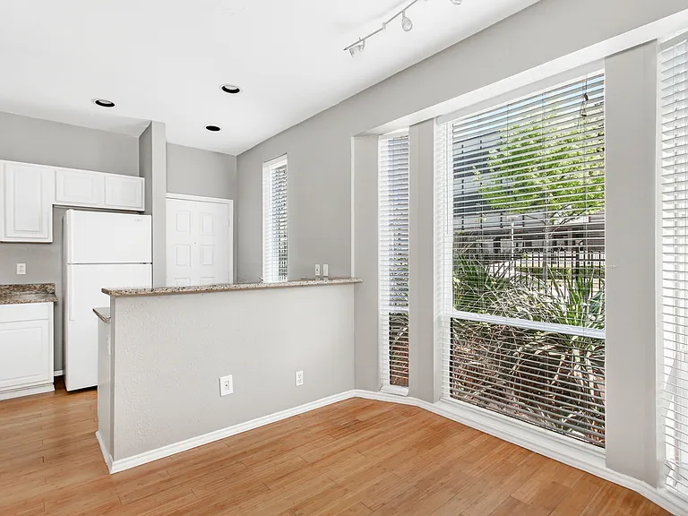 2002 N Fitzhugh Ave #2 — Photo 1