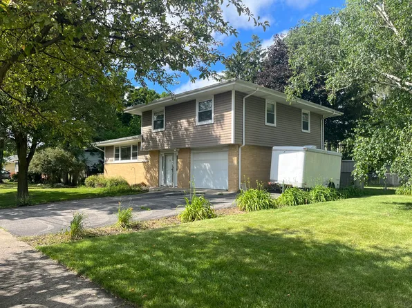 1744 S 7th Ave, St Charles, IL 60174