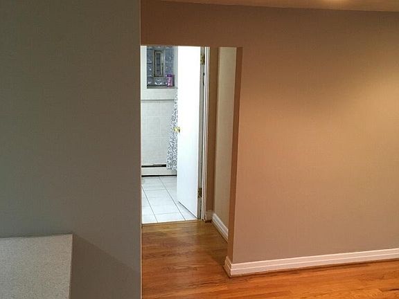5th image of 648 W Oakdale Ave