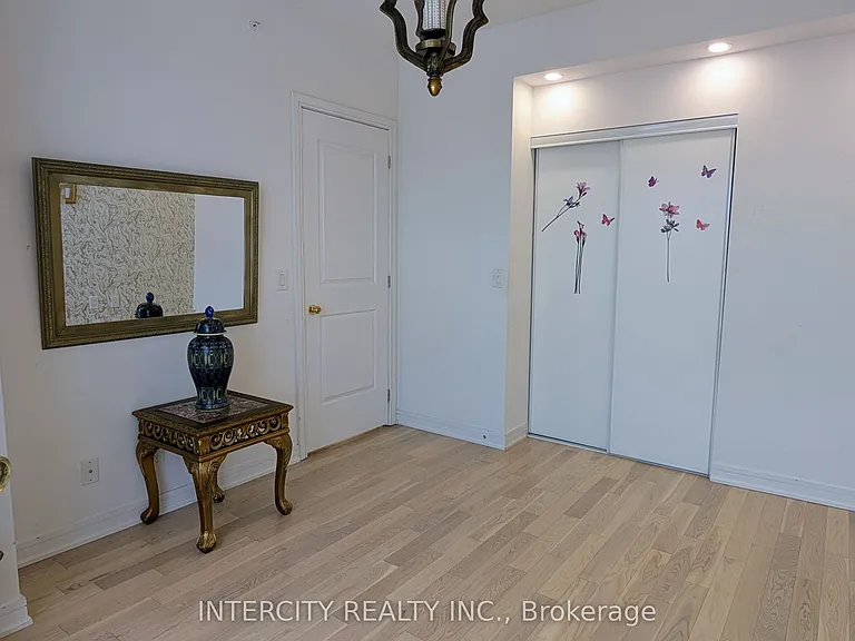 9201 Yonge St #1602 — Photo 13