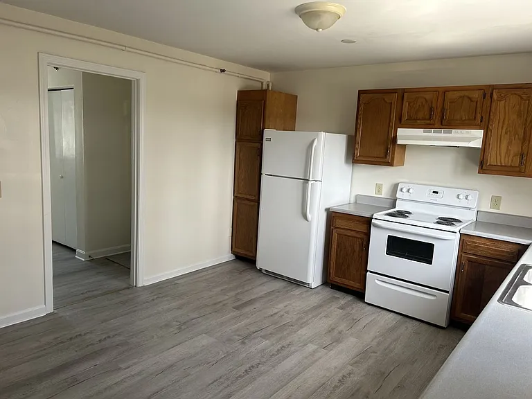 221 Park St — Photo 3