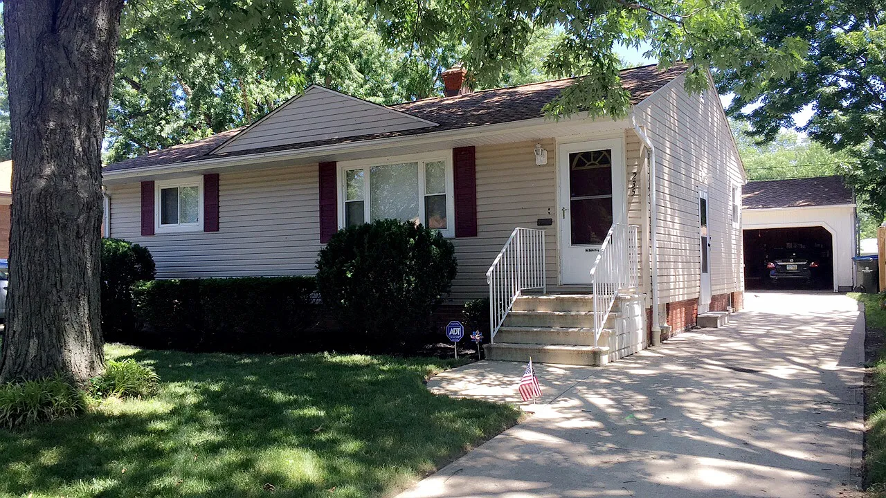 235 Thelma Dr photo 1