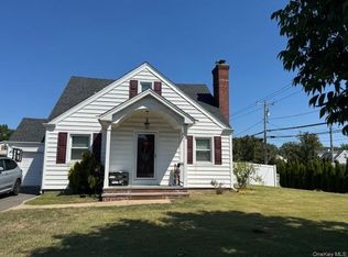 2 Dorcas Ave, Syosset, NY 11791