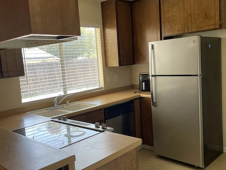 553 W 23rd St #B — Photo 5