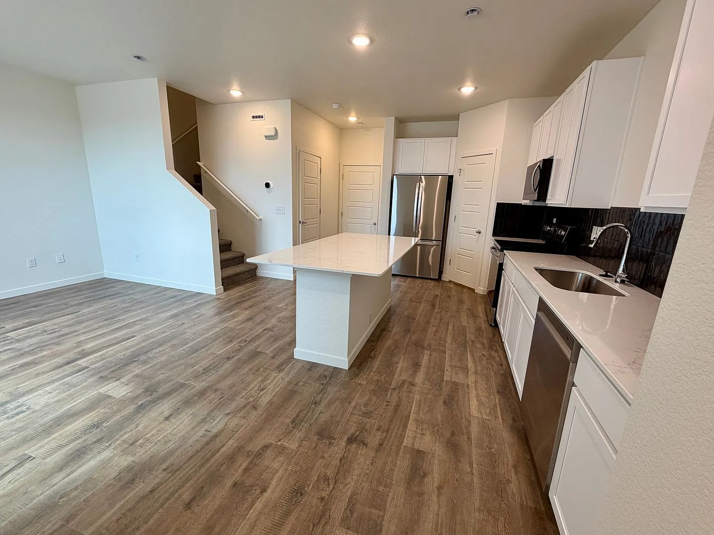 3 bed, 2.5 bath, 1385 sqft, $2,050 — Photo 3