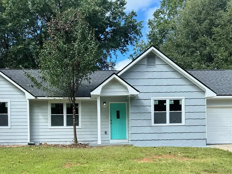 171 Adrian Dr — Photo 2