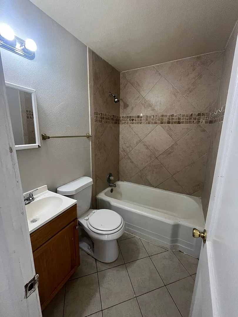 Centrally Located 2/1 — Photo 4