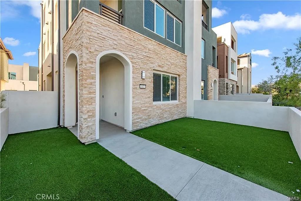 3 bed, 4.0 bath, 2687 sqft, $5,500 — Photo 3