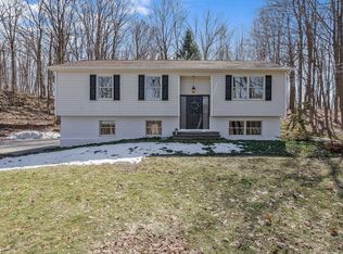 17 Honeywell Ln, Hyde Park, NY 12538
