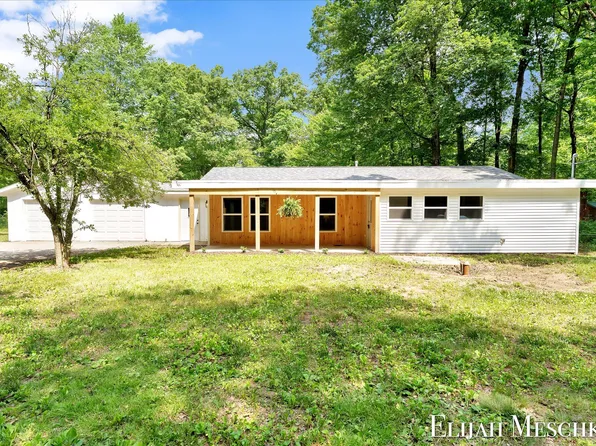 8938 Mackinaw Trail Dr, Howard City, MI 49329