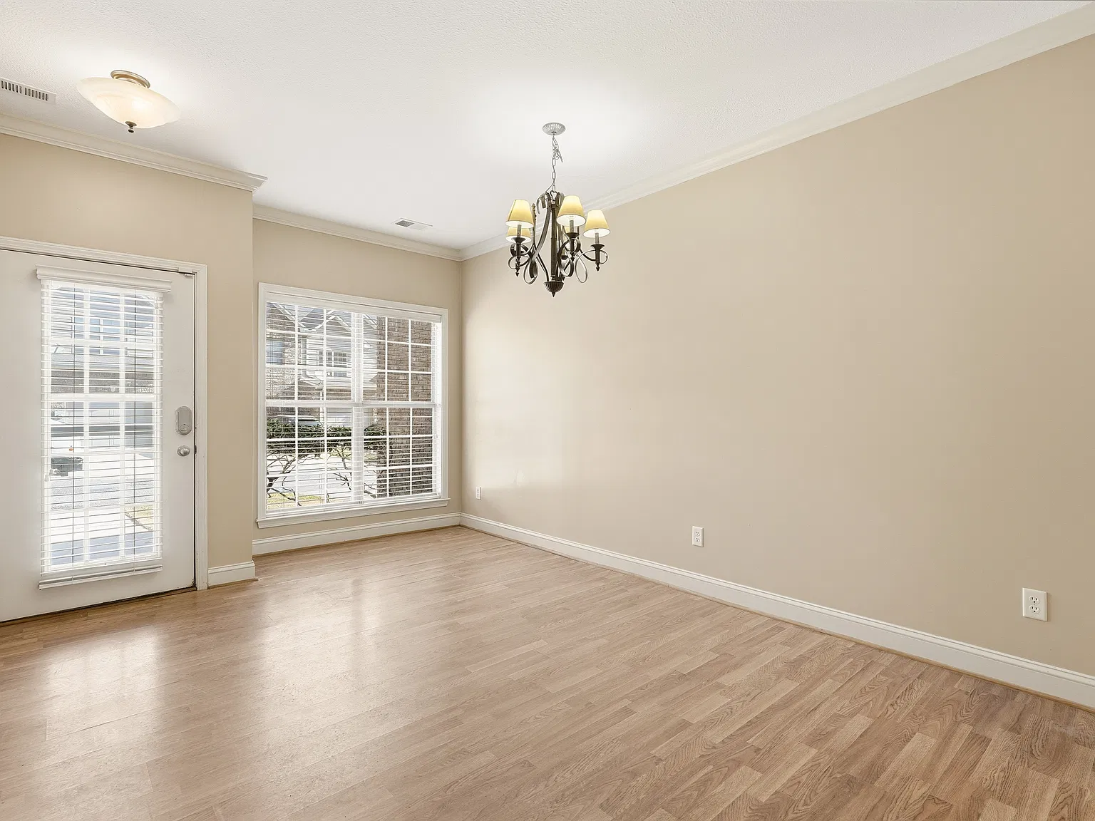 3 bed, 2.5 bath, 1840 sqft, $1,950 — Photo 3