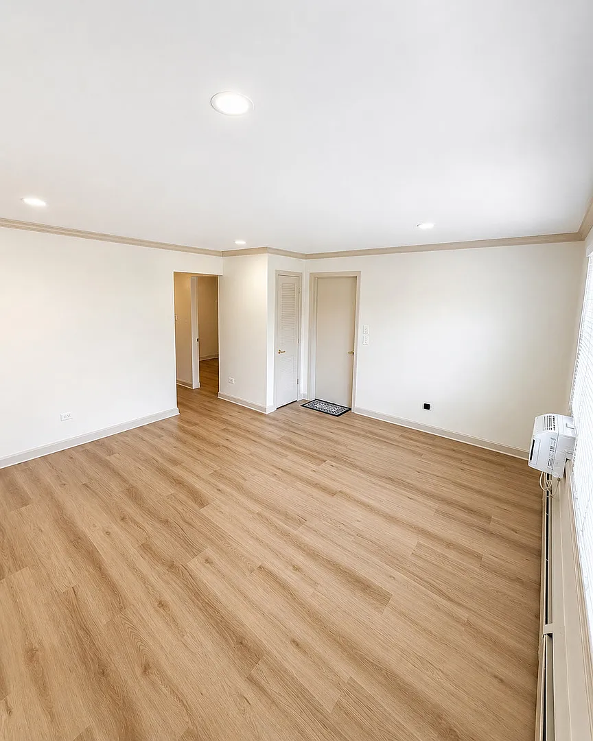 2 bed, 900 sqft, $1,900 — Photo 2