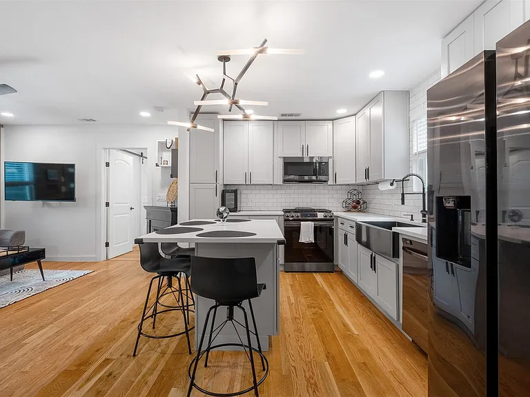 934 E 56th St — Photo 5