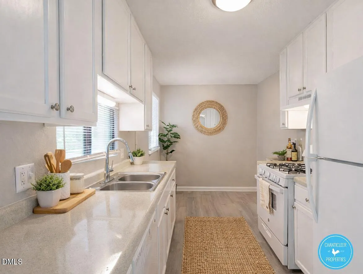 1 bed, 1.0 bath, 896 sqft, $1,195 — Photo 2