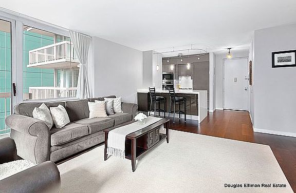 3rd image of 235 E 40th St APT 4B