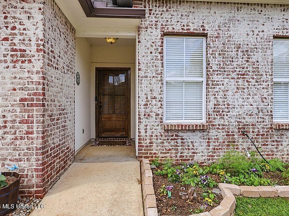 4th image of 305 Stoneybrook Dr