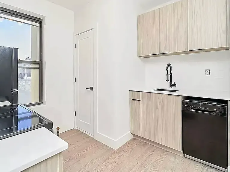 208 E 6th St #12 — Photo 5
