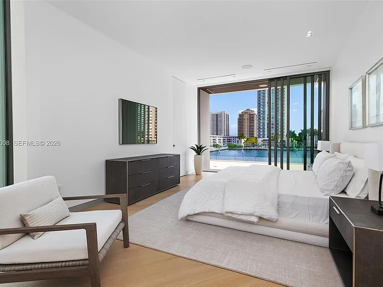 503 Palm Dr — Photo 49