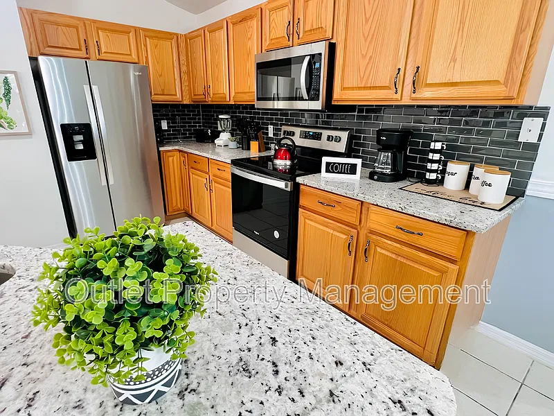 4 bed, 3.0 bath, 1876 sqft, $2,550 — Photo 2