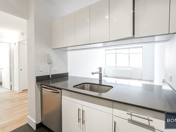 4th image of 200 W 26th St APT 17E