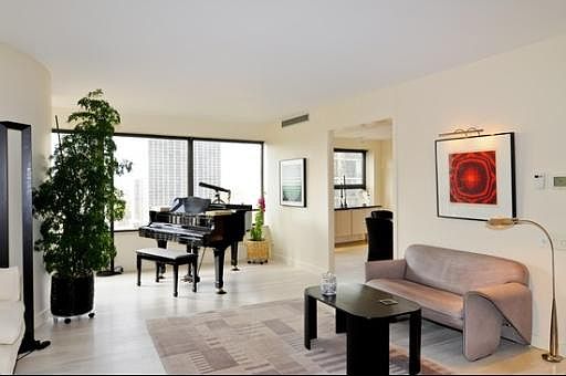 4th image of 1501 N State Pkwy APT 17B