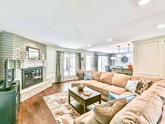 4th image of 127 Bluebonnet St