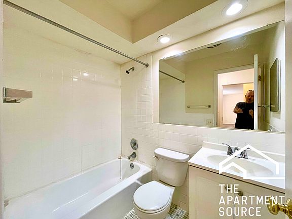 3rd image of 6006 N Kenmore Ave APT 103