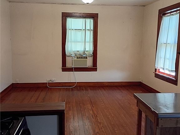 2nd image of 606 E Newman St