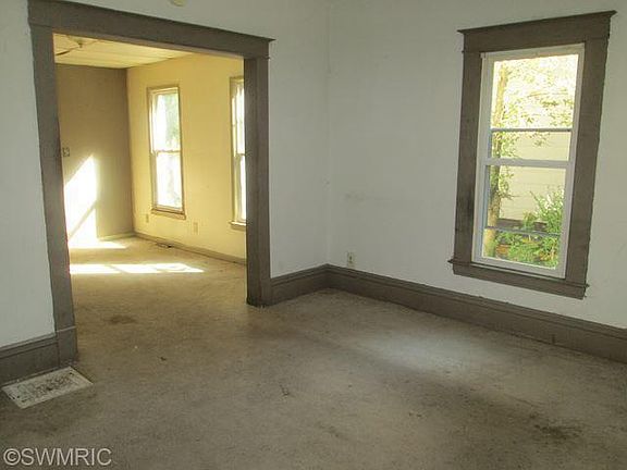 2nd image of 905 Clarence St