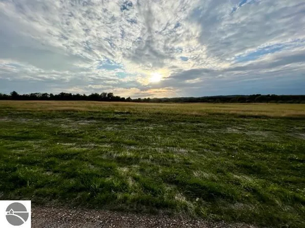 7398 E Alpers Rd, Lake Leelanau, MI 49653