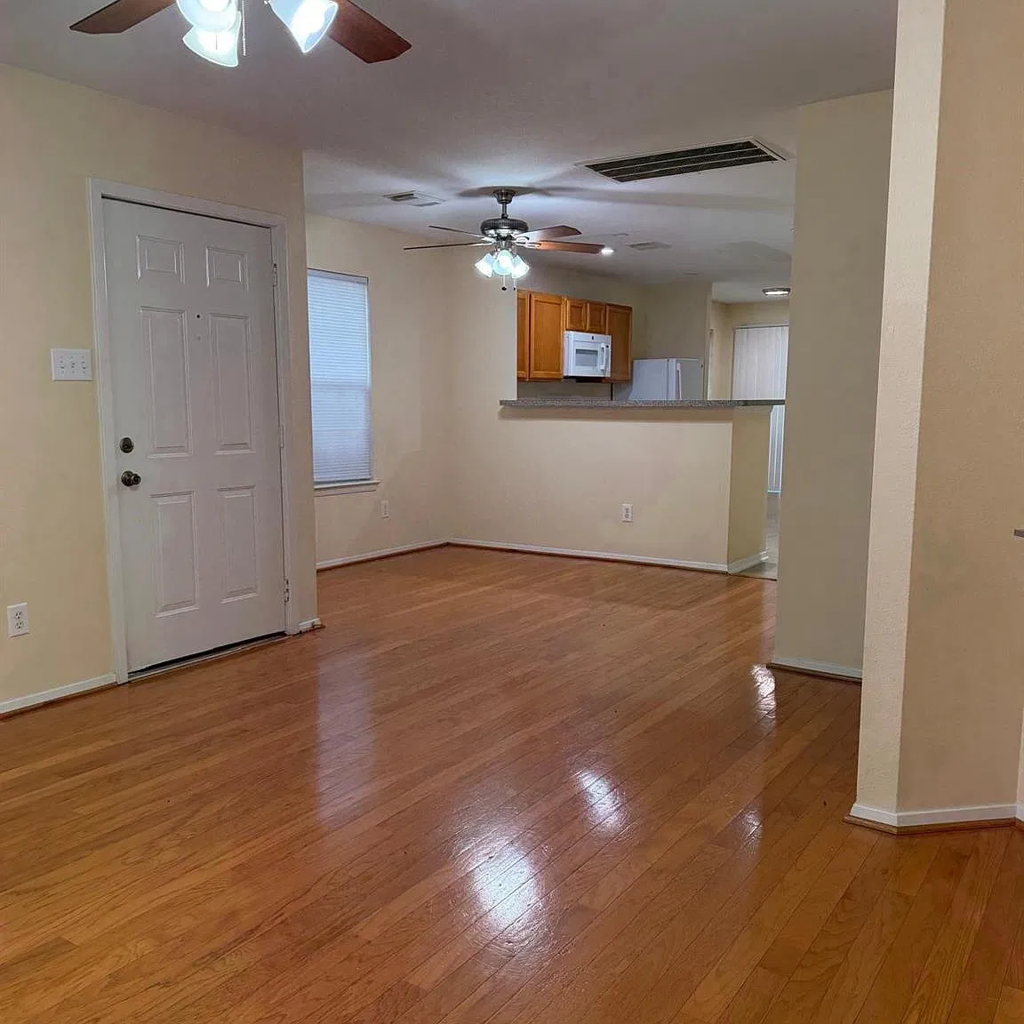 3 bed, 4.0 bath, 1176 sqft, $1,750 — Photo 2