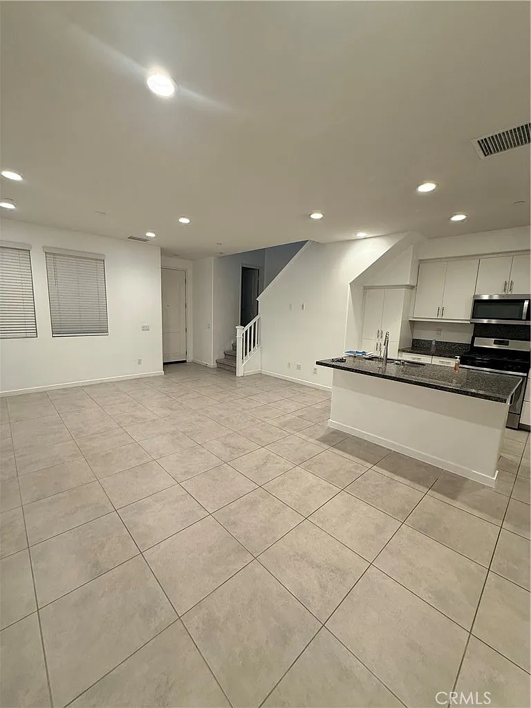 3 bed, 2.5 bath, 1350 sqft, $3,500 — Photo 4