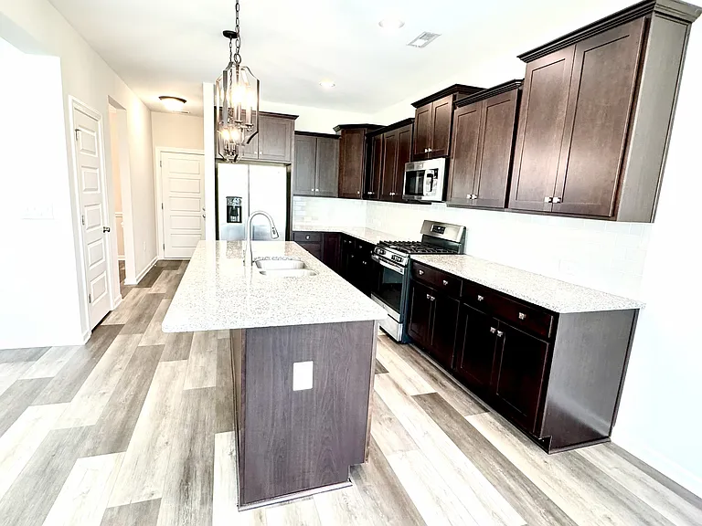 1135 Overlake Dr — Photo 4