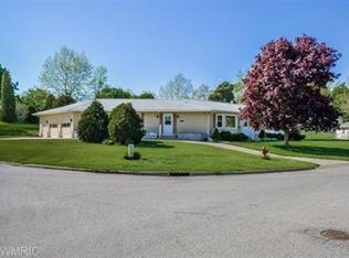 5525 Rockbluff Dr NE, Comstock Park, MI 49321