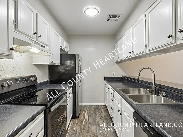 709 Stonecroft Cir — Photo 4