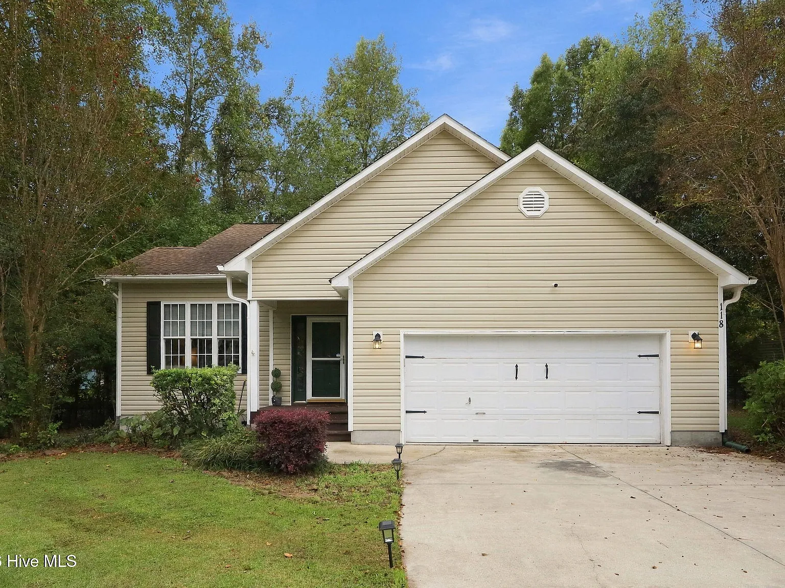 3 bed, 2.0 bath, 1618 sqft, $2,450 — Photo 2