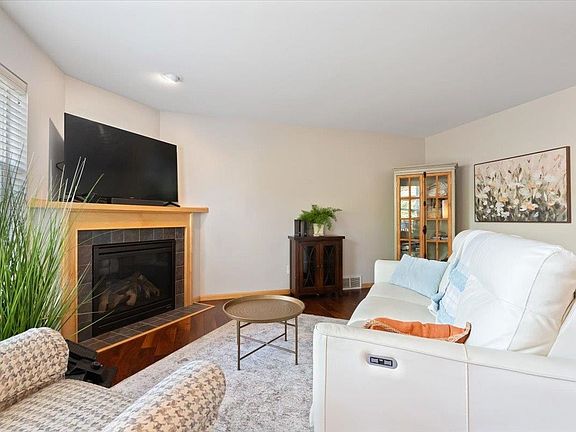 4th image of 8914 Hollybush Ln