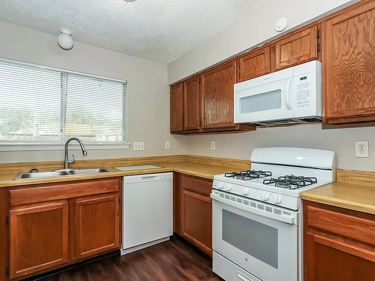 15826 Beechnut St — Photo 9