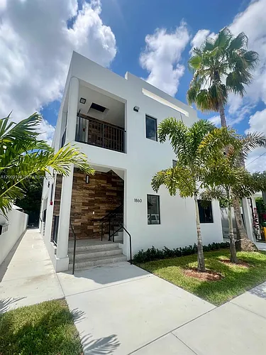 1860 NW 19th St #201 Photo 1