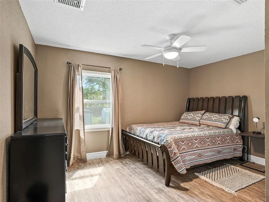 4 bed, 1.0 bath, 1132 sqft, $5,995 — Photo 3