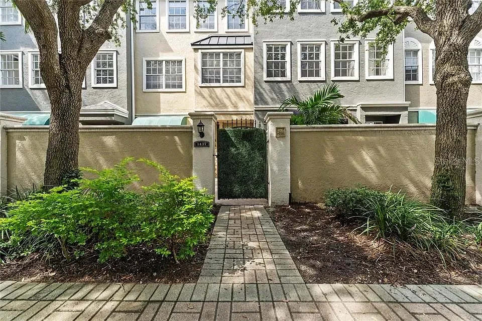 3 bed, 2.5 bath, 1700 sqft, $4,400 — Photo 1