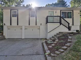 608 NE Sunnybrook Dr, Blue Springs, MO 64014