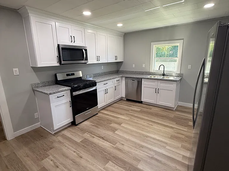 922 Alan Rd — Photo 2