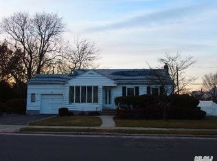 24 Bentley Rd, Plainview, NY 11803