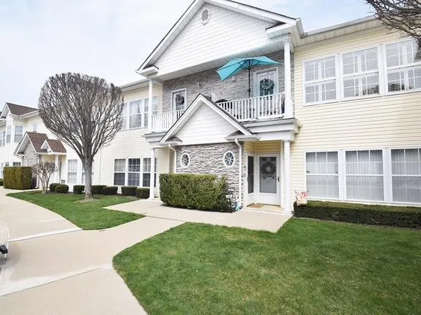 108 Narragansett Villas Drive, Lindenhurst, NY 11757